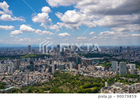 白雲が美しい新宿ビル群がある東京都市風景 白雲が美しい新宿ビル群がある東京都市風景 90079859
