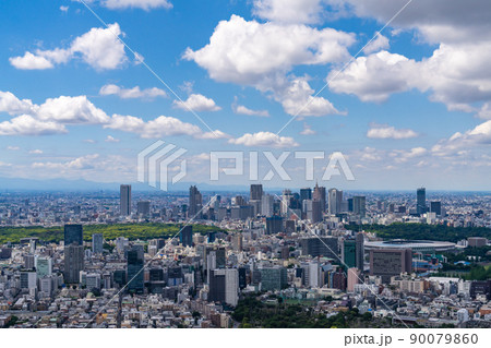 白雲が美しい新宿ビル群がある東京都市風景 白雲が美しい新宿ビル群がある東京都市風景 90079860