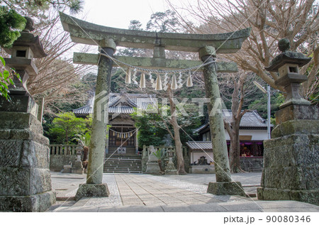 伊豆稲取八幡神社の石の鳥居 伊豆稲取八幡神社の石の鳥居 90080346