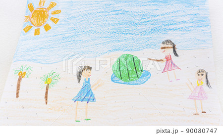 子供が描いた海でスイカ割りをする絵 90080747