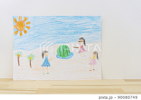 子供が描いた海でスイカ割りをする絵 子供が描いた海でスイカ割りをする絵 90080749