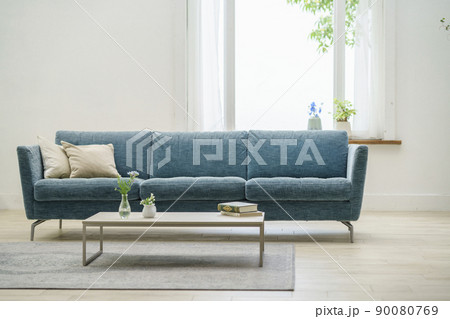 青いソファのあるリビングルーム 90080769