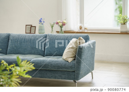 青いソファのあるリビングルーム 90080774