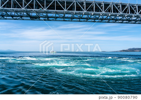 兵庫県南あわじ市　大鳴門橋とうずしおが渦巻く鳴門海峡 90080790