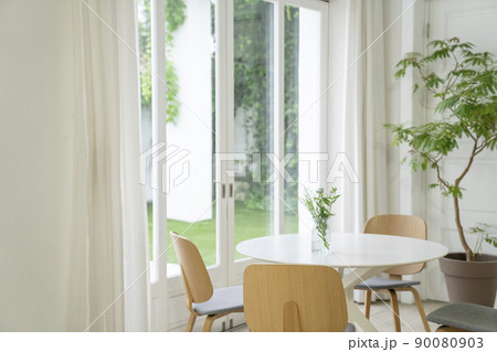 ダイニングテーブル　窓辺　シンプルなインテリアイメージ 90080903