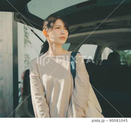 不安な主婦とクルマ 90081045