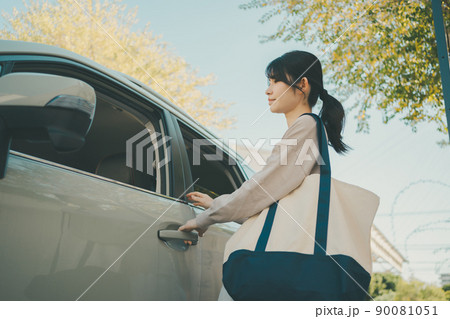 マイカーの助手席に乗り込む女性 マイカーの助手席に乗り込む女性 90081051