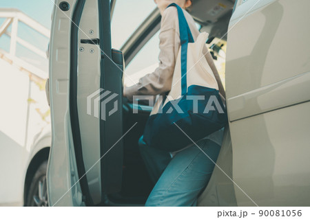 マイカーの助手席から降りる妻 マイカーの助手席から降りる妻 90081056