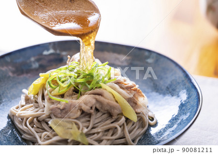 肉そばに麺つゆをかける 90081211