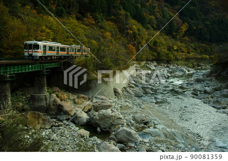 秋の高山本線 焼石～下呂を走るキハ25系普通列車 90081359