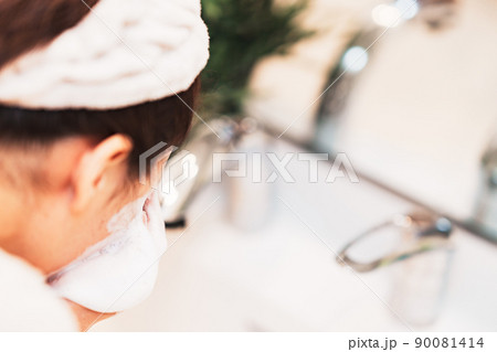 洗顔 シニア 女性 【 女性 の 朝 の ライフスタイル 】 洗顔 シニア 女性 【 女性 の 朝 の ライフスタイル 】 90081414