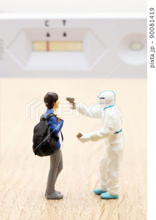 People checking body temperatures 90081419