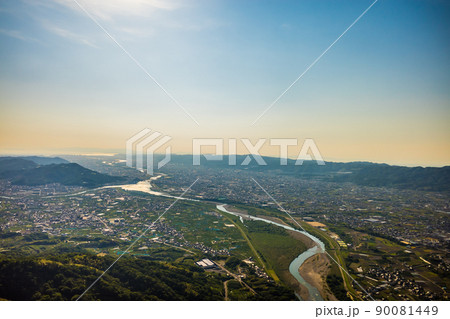 和歌山県紀の川市の百合山上空から船戸山や和歌山湾方面を紀の川に沿って空撮。春5月 和歌山県紀の川市の百合山上空から船戸山や和歌山湾方面を紀の川に沿って空撮。春5月 90081449