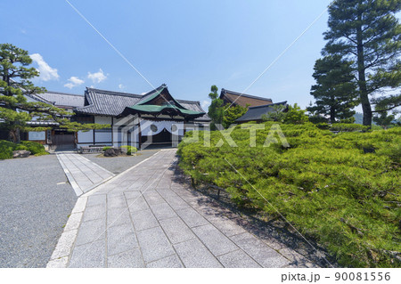 旧嵯峨御所 大本山大覚寺 参拝口(新緑の季節) 旧嵯峨御所 大本山大覚寺 参拝口(新緑の季節) 90081556