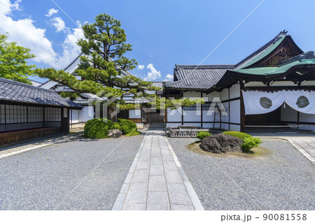 旧嵯峨御所 大本山大覚寺 参拝口(新緑の季節) 旧嵯峨御所 大本山大覚寺 参拝口(新緑の季節) 90081558