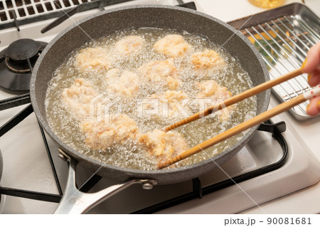 鶏の唐揚げ調理シーン 90081681