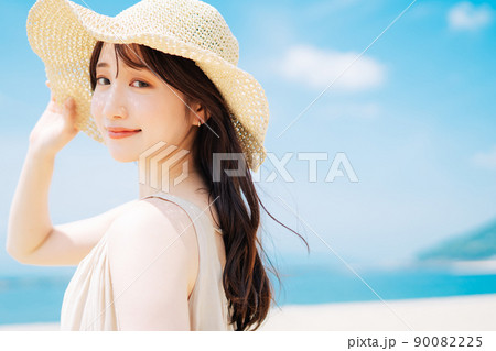 若い女性のリゾートイメージ 90082225