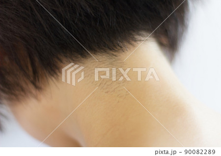 剃った襟足　ショートヘアの女性 90082289