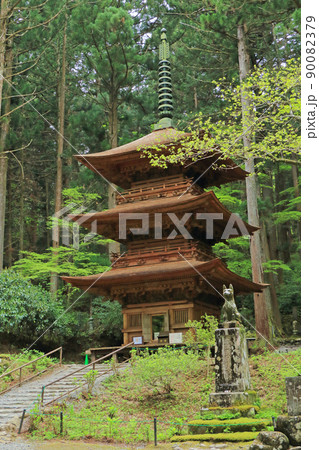 光前寺 改修工事の終わった三重塔　長野県駒ケ根市 90082379