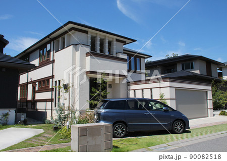 青空に映える北米にありそうなフランク・ロイド・ライト風のプレーリースタイルの高級感のある美しい邸宅 90082518