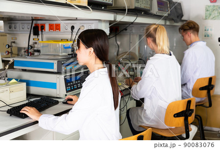 Chinese woman lab technician working in laboratory Chinese woman lab technician working in laboratory 90083076