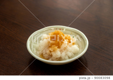 ポン酢醤油がかけられた大根おろし 90083098