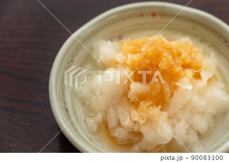 ポン酢醤油がかけられた大根おろし 90083100