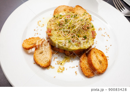 Salmon tartare with guacamole and toasted bread 90083428