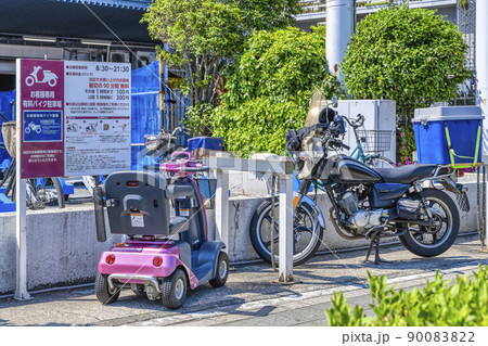 ショッピングセンターの前に駐車してある電動カートとバイク 東京 ショッピングセンターの前に駐車してある電動カートとバイク 東京 90083822