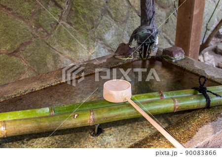 竹の上に立てかけられた手水舎のひしゃく 竹の上に立てかけられた手水舎のひしゃく 90083866