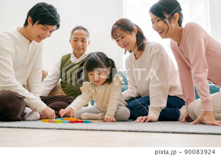 孫を囲む 90083924