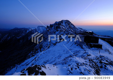 【八ヶ岳】残雪期　赤岳天望荘で迎える朝焼け 90083949