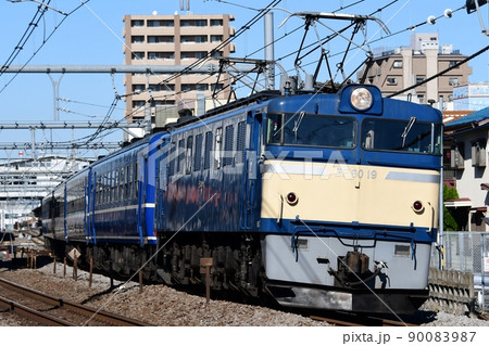 EF60 19牽引12系客車 高崎線 宮原～大宮の写真素材 [90083987] - PIXTA