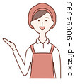 右手を挙げてどうぞと案内する女性店員 90084393