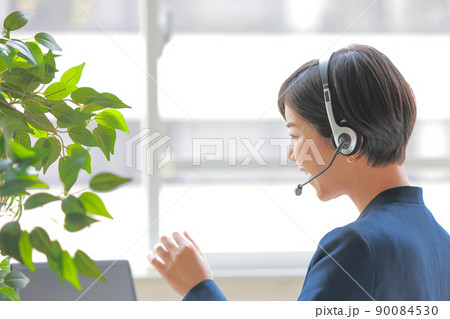 身振りを交え話すオペレーターの横顔1 90084530