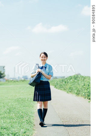 夏服の女子高生 90084895