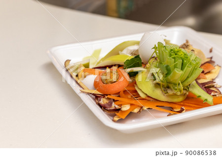 キッチンに置かれた生ゴミ 90086538