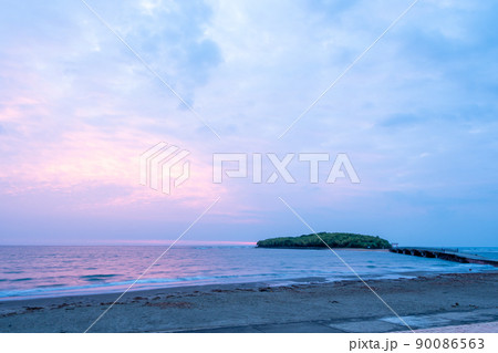 朝の幻想的な空色の宮崎県青島と青島神社 90086563