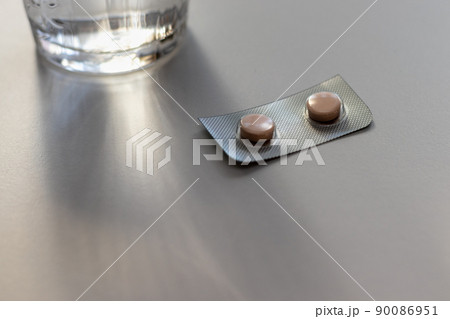 テーブルに置かれた飲み薬 90086951