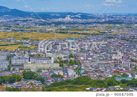 神奈川県の湘南平から北側の丹沢山系と平塚市方面の眺望 90087096