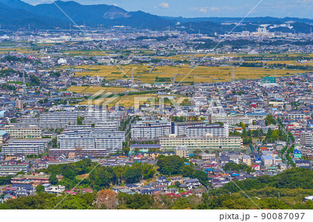 神奈川県の湘南平から北側の丹沢山系と平塚市方面の眺望 神奈川県の湘南平から北側の丹沢山系と平塚市方面の眺望 90087097