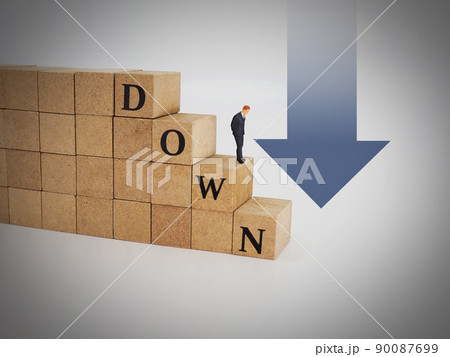 Downと書かれた階段を降りるビジネスマン、降格、キャリア危機 Downと書かれた階段を降りるビジネスマン、降格、キャリア危機 90087699