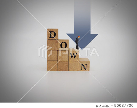 Downと書かれた階段を降りるビジネスマン、降格、キャリア危機 Downと書かれた階段を降りるビジネスマン、降格、キャリア危機 90087700
