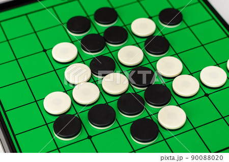 オセロの盤と白黒の石 オセロの盤と白黒の石 90088020