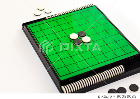 緑色のオセロの盤と白黒の石 90088035