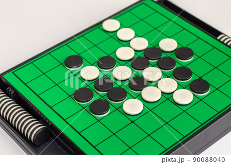 オセロの緑色の盤に並べられた白黒の石 90088040