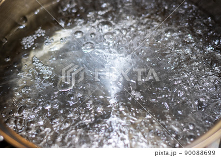 鍋の中で激しく沸騰する水 鍋の中で激しく沸騰する水 90088699