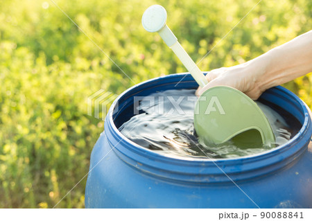 じょうろに雨水を入れる 90088841