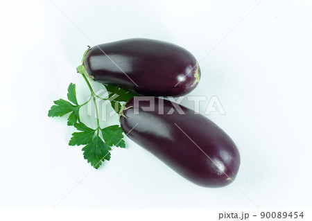 eggplants isolated white background.photo with copy space. eggplants isolated white background.photo with copy space. 90089454