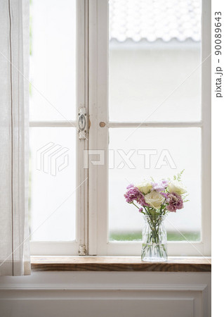 窓辺に置かれた花瓶 90089643